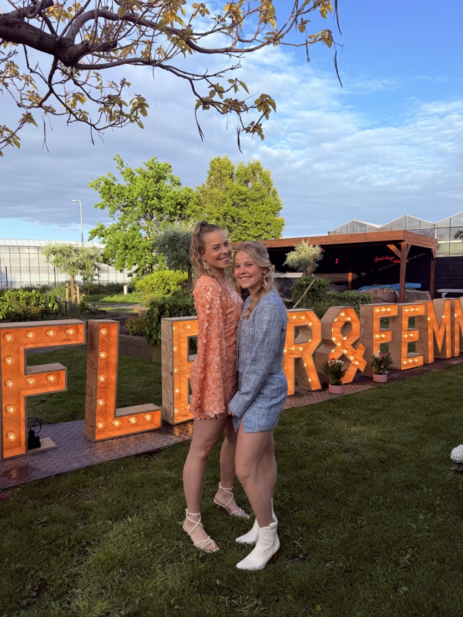 Lichtletters FLEUR&FEMMY in de tuin
