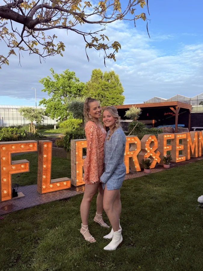 Lichtletters FLEUR&FEMMY in de tuin