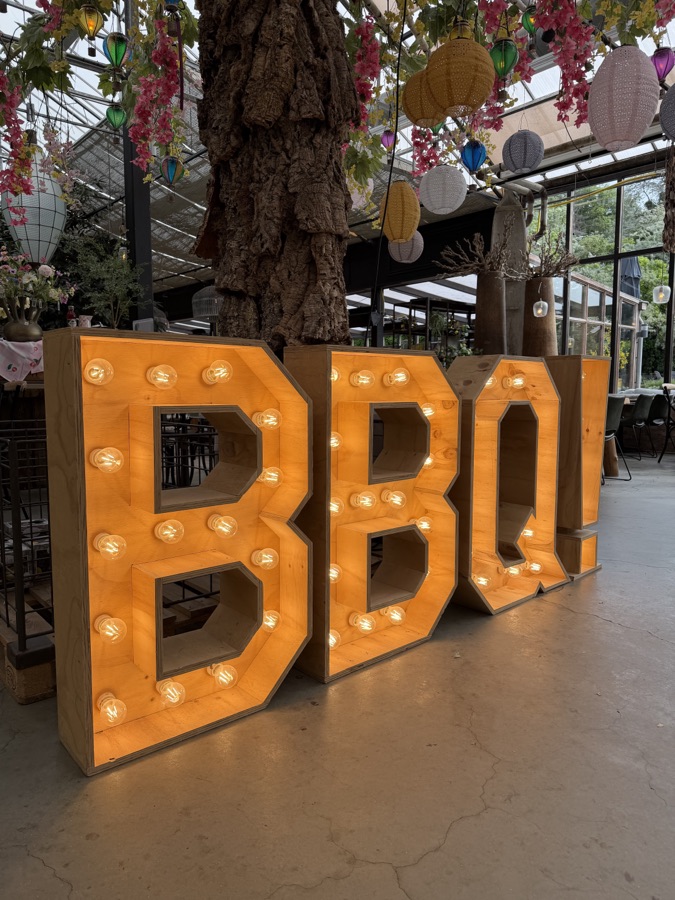 Lichtletters BBQ! op het Intratuin BBQ Tuinfestival