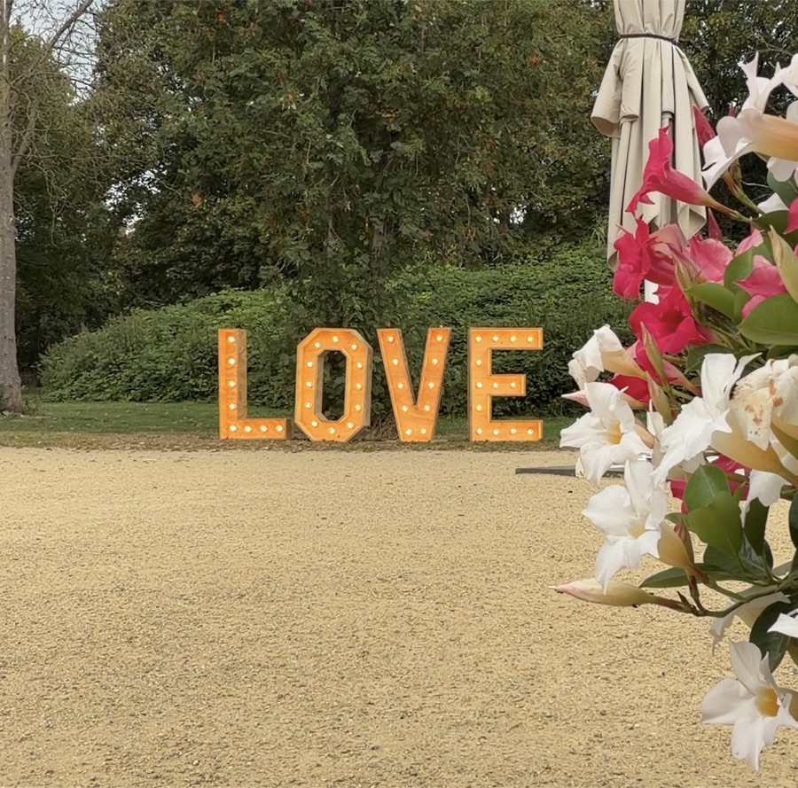 Lichtletters LOVE op de bruiloft van Marlon en Esmee