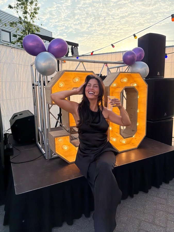 Lichtletters 30 op het verjaardagsfeest van Megan